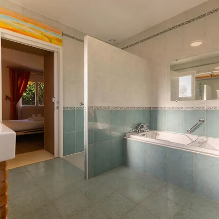 Belle Avec Jacuzzi, Parking, Climatisation, Jardin, Calme
